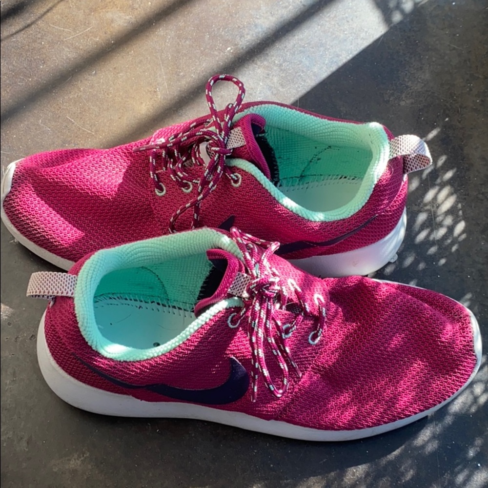 Nike Roshe Run tennis shoes